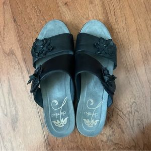 Dansko Donna Leather Strappy Hook Loop Flower Heeled Sandal Size 39 (8.5-9)